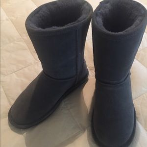 Bearpaw women’s boots size 9 gray